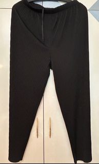 Uniqlo 黑色百褶長褲64209638089859110