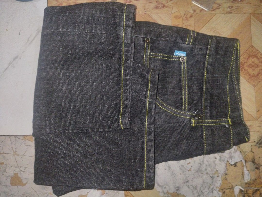 King apparel Jeans with Green Stitching (Category: Jeans) located in Manila. Submitted by _flamboy (Listing ID 1399142716, Image 2). Description: - Dark wash jeans - Size 32 - Straight leg cut - Yellow stitching details - Unique design on back pockets - Small logo on back pocket - Button and zipper closure - Loose pants not baggy.