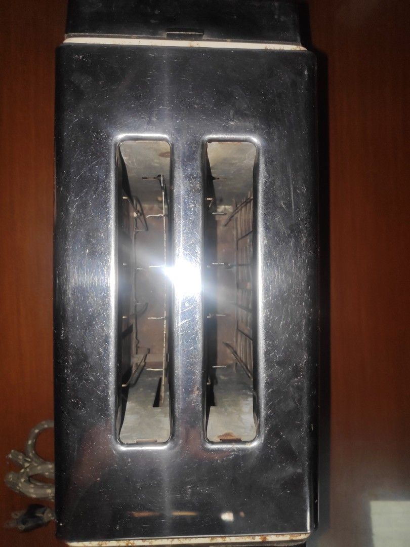 Vintage Hitachi Toaster (Category: Cookware & Accessories) located in Quezon City. Submitted by j.c.declutter (Listing ID 1399179380, Image 3). Description: Vintage Hitachi Toaster.