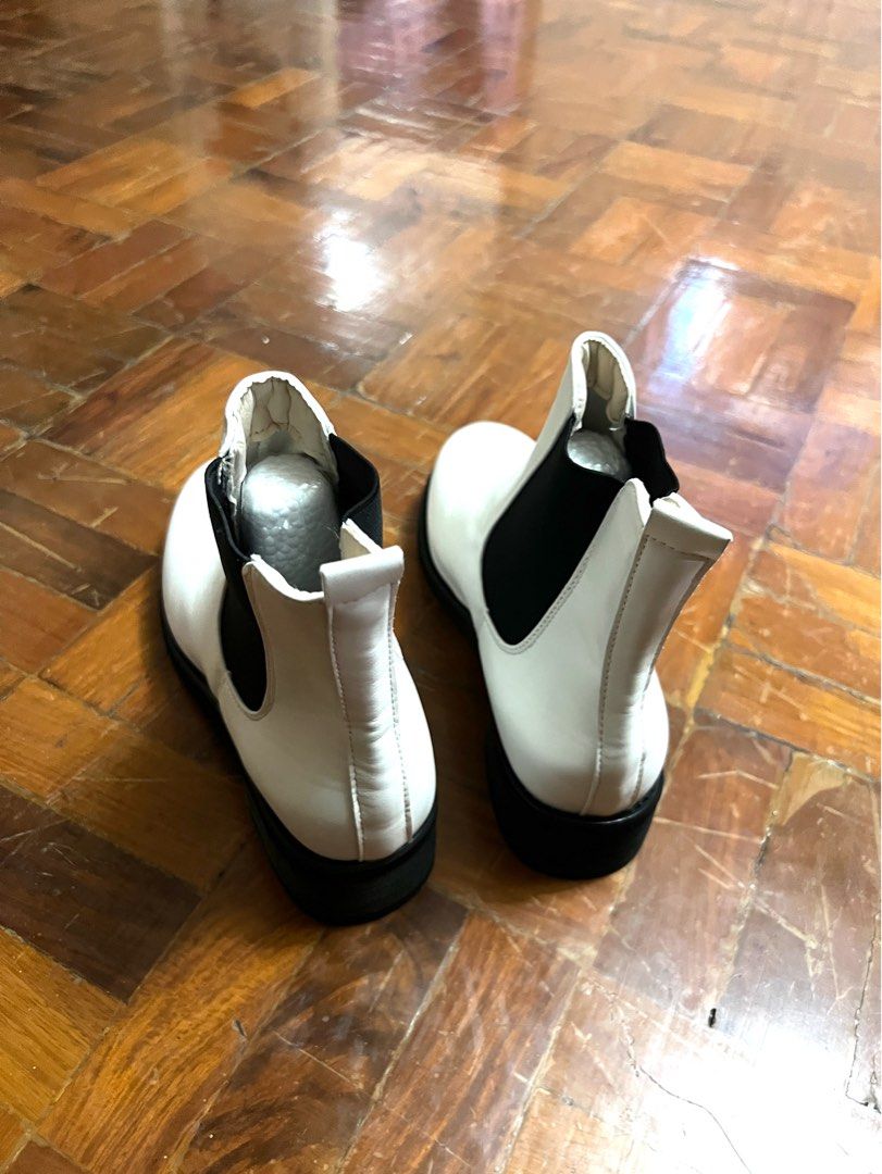 White Korean Boots (Category: Boots) located in Cainta. Submitted by ac.decluttering (Listing ID 1399181726, Image 3). Description: White boots bought in Korea Never been used. Only tried. Comes with the original box and packaging. RFS: Wrong size 😞 Price negotiable! Please give my boots a new home 🙏🏼.