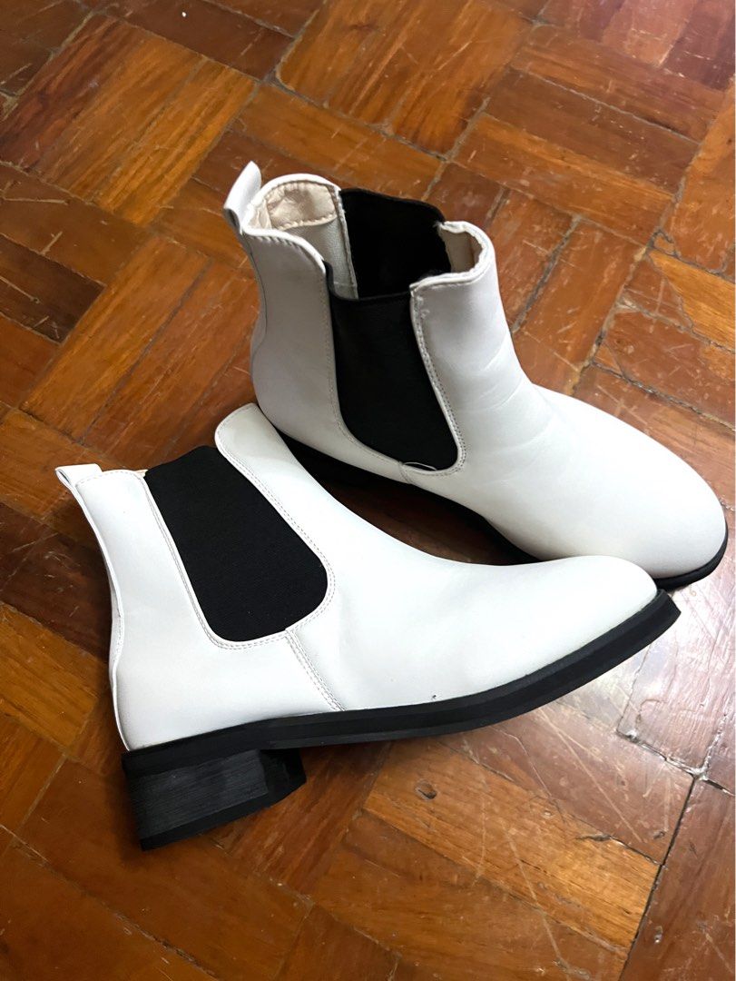 White Korean Boots (Category: Boots) located in Cainta. Submitted by ac.decluttering (Listing ID 1399181726, Image 1). Description: White boots bought in Korea Never been used. Only tried. Comes with the original box and packaging. RFS: Wrong size 😞 Price negotiable! Please give my boots a new home 🙏🏼.