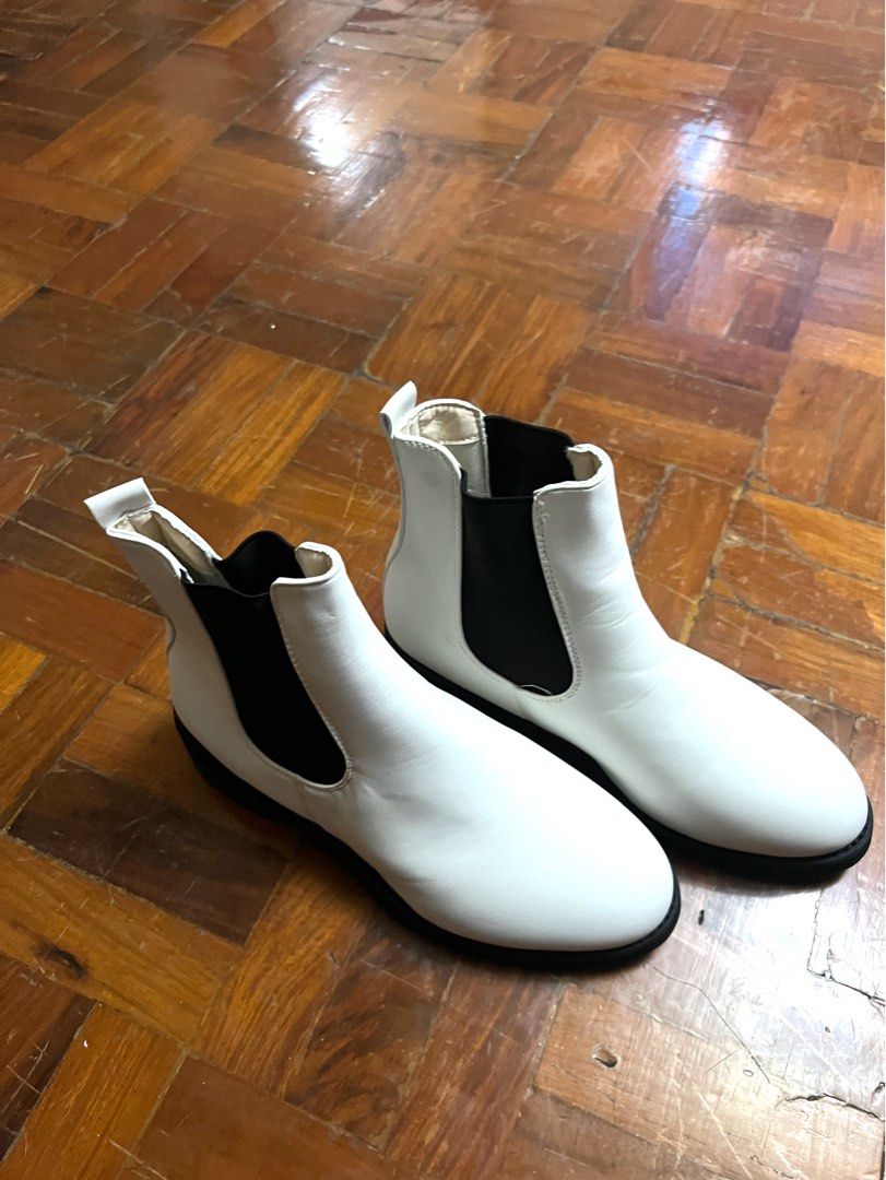 White Korean Boots (Category: Boots) located in Cainta. Submitted by ac.decluttering (Listing ID 1399181726, Image 2). Description: White boots bought in Korea Never been used. Only tried. Comes with the original box and packaging. RFS: Wrong size 😞 Price negotiable! Please give my boots a new home 🙏🏼.