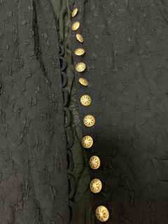 黑色紋理西裝外套配金色鈕扣64218035408513110