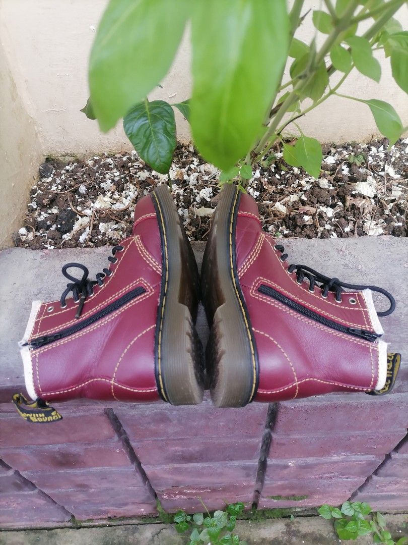 Dr. Martens Boots for Toddlers (Category: Babies & Kids Fashion) located in Quezon City. Submitted by jongloyd (Listing ID 1396007611, Image 1). Description: PWEDE TUMAWAD 😁😂🤣 The original DM’s boot – for tiny feet. This revamped design is built for personalities that shine early on. Using a classic patent leather with a high-shine finish and a sparkle effect. The silhouette has all the signature 1460 8-eye boot features you’d expect: a script