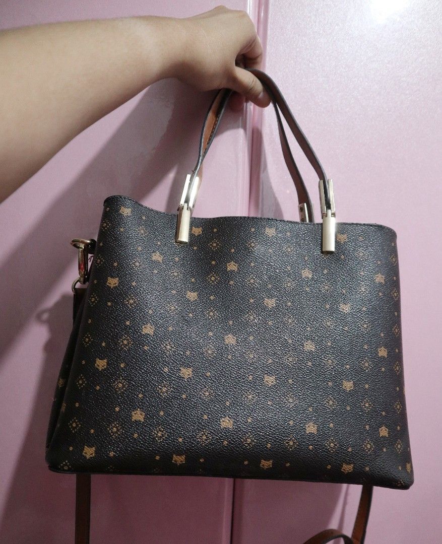 Foxer Handbag (Category: Luxury Bags & Wallets) located in Marikina City. Submitted by iamnicolefaller (Listing ID 1396095104, Image 1). Description: Foxer Handbag Selling for Php 199 only! Originally bought for Php1800+ at 🔵 Used a few times. Still in good condition. May white stain sa gilid na pwede naman iwash. Need polishing lang. Goods pa din. RFS: Not using anymore Mop: BPI, Gcash Shipping via Lala, Grab, J&T 📍Marikina City No meetups..