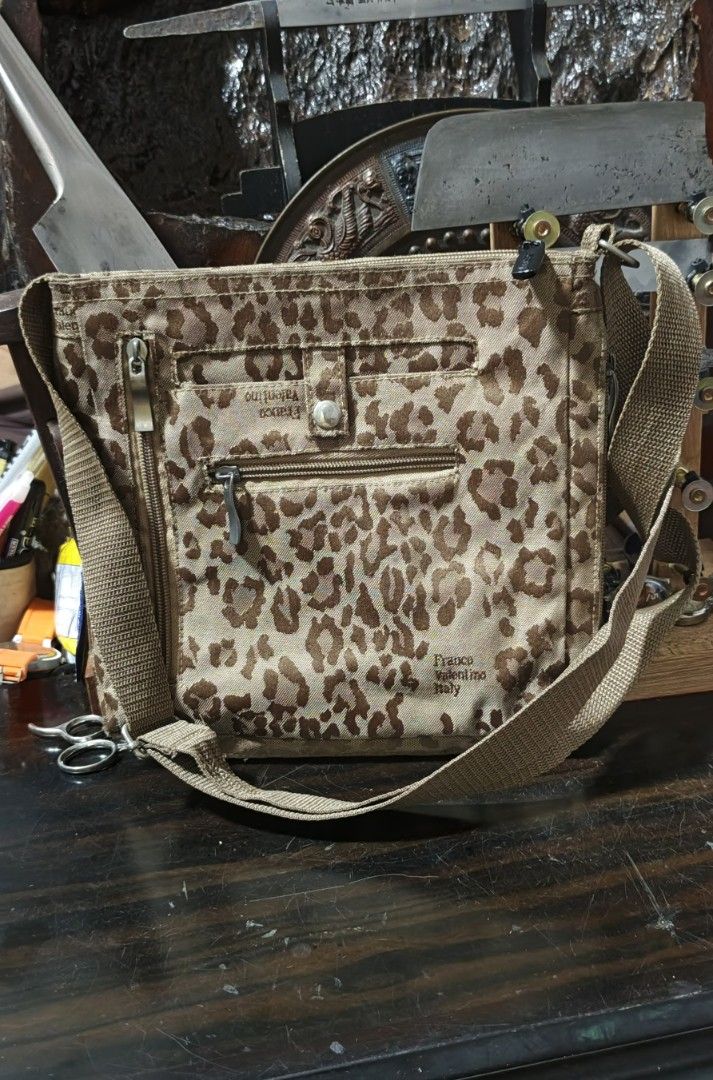 Franco valention italy (Category: Luxury Bags & Wallets) located in Polomolok. Submitted by dkljapansurplus (Listing ID 1395999696, Image 1). Description: Franco valentino italy Napalitan ng zipper puller In a good condition Freeshipping.