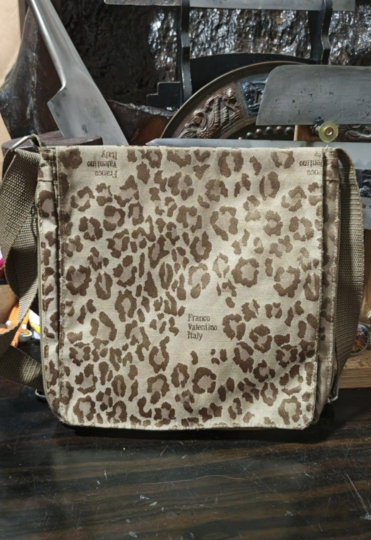 Franco valention italy (Category: Luxury Bags & Wallets) located in Polomolok. Submitted by dkljapansurplus (Listing ID 1395999696, Image 2). Description: Franco valentino italy Napalitan ng zipper puller In a good condition Freeshipping.