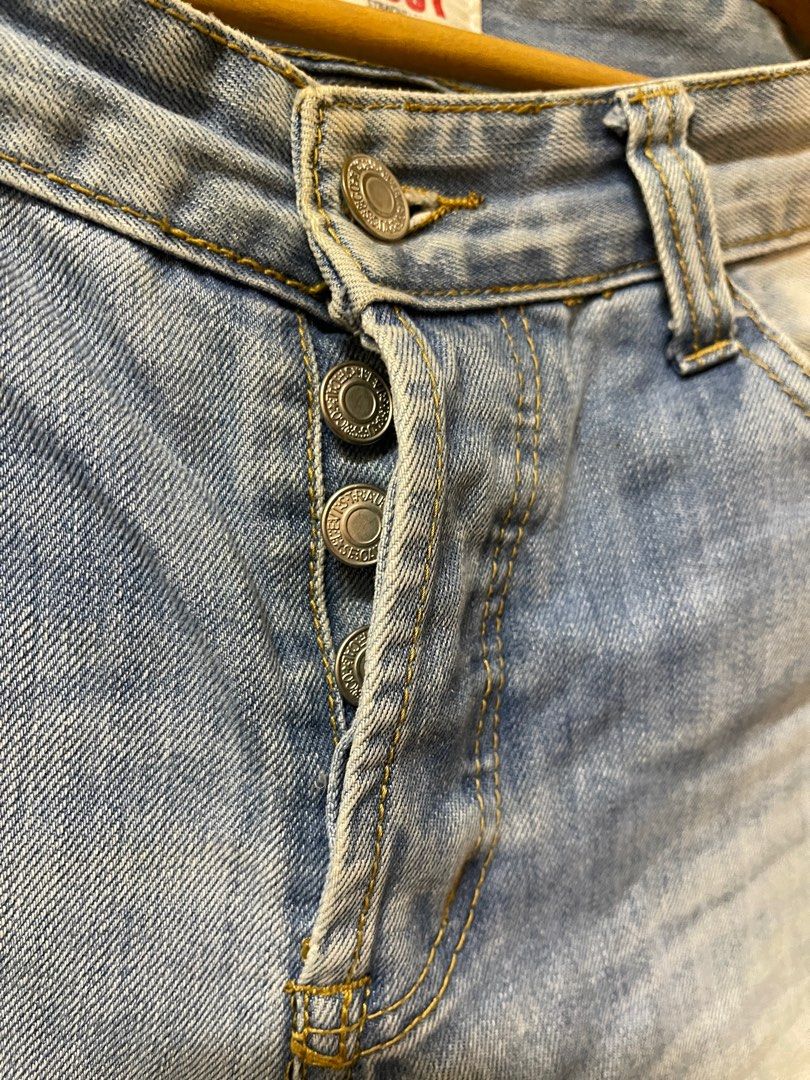 levis button (Category: Jeans) located in Bandar Hilir. Submitted by _honeydelarose21 (Listing ID 1396039923, Image 2). Description: original. best gile pakai.