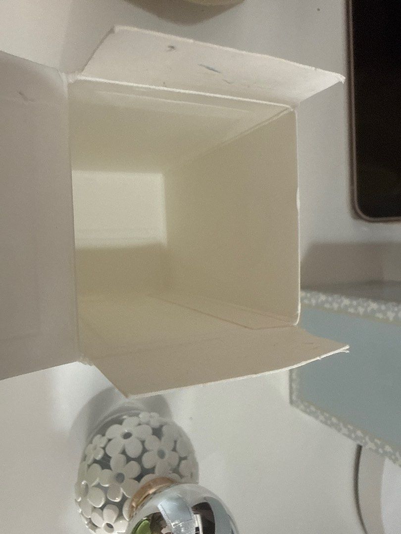 Marc Jacobs Daisy Dream Eau de Toilette 100ml (Category: Fragrance & Deodorants) located in Taguig. Submitted by superbshops.ph (Listing ID 1395955095, Image 3). Description: 3/4 full Note: blank box, threw away the inner protection - used a few times only - Marc Jacobs Daisy Dream Eau de Toilette - 100ml spray bottle - Includes original box - Bottle design features white flower accents - Box has a light blue background.