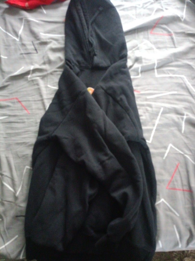 Pull & Bear Naruto Hoodie (Category: Hoodies) located in Manila. Submitted by cedric- (Listing ID 1395978673, Image 3). Description: - Naruto design on front, Sasuke graphic on back - Black hoodie - Features a hood and front pocket - Size: M (Europe/USA), 38 (Mexico) - Made in Portugal.