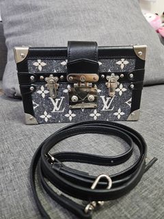 (Category: ) located in . Submitted by AKFashionHouse (Listing ID 1228759799, Image 1). Description: .