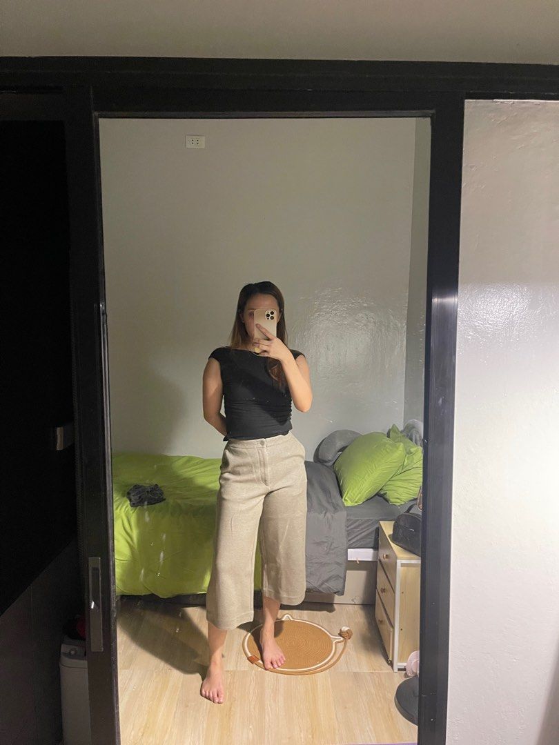 Uniqlo Wide 3/4 Pants (Category: Other Bottoms) located in Batangas. Submitted by hellocedi (Listing ID 1396075596, Image 2). Description: - Uniqlo wide pants - Neutral beige color - Comfortable wide-leg design - Waist: 60-66cm - Hip: 85-91cm - Made in China - Features two back pockets and button closure - Perfect for work or casual wear - Thick fabric - Used for work twice Hindi pa nagamit masyado. Nakatahi pa yung back pockets (kayo na po mag c