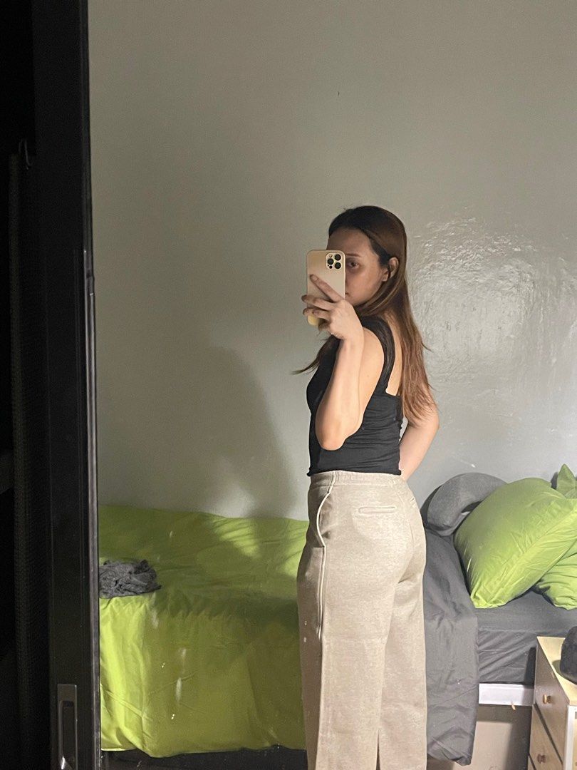 Uniqlo Wide 3/4 Pants (Category: Other Bottoms) located in Batangas. Submitted by hellocedi (Listing ID 1396075596, Image 3). Description: - Uniqlo wide pants - Neutral beige color - Comfortable wide-leg design - Waist: 60-66cm - Hip: 85-91cm - Made in China - Features two back pockets and button closure - Perfect for work or casual wear - Thick fabric - Used for work twice Hindi pa nagamit masyado. Nakatahi pa yung back pockets (kayo na po mag c