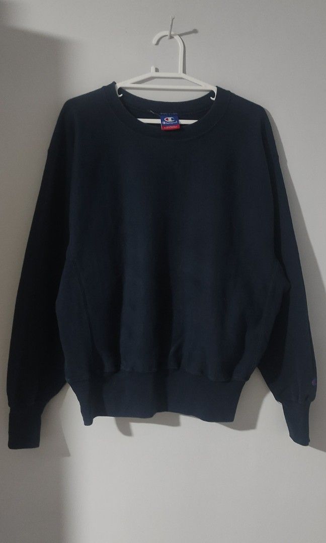 Vintage Champion crewneck pullover sweater (Category: Coats, Jackets and Outerwear) located in Rizal. Submitted by gansstash (Listing ID 1396054311, Image 1). Description: 24 W 28 L tight ribbings 9/10 color rate excellent condition.