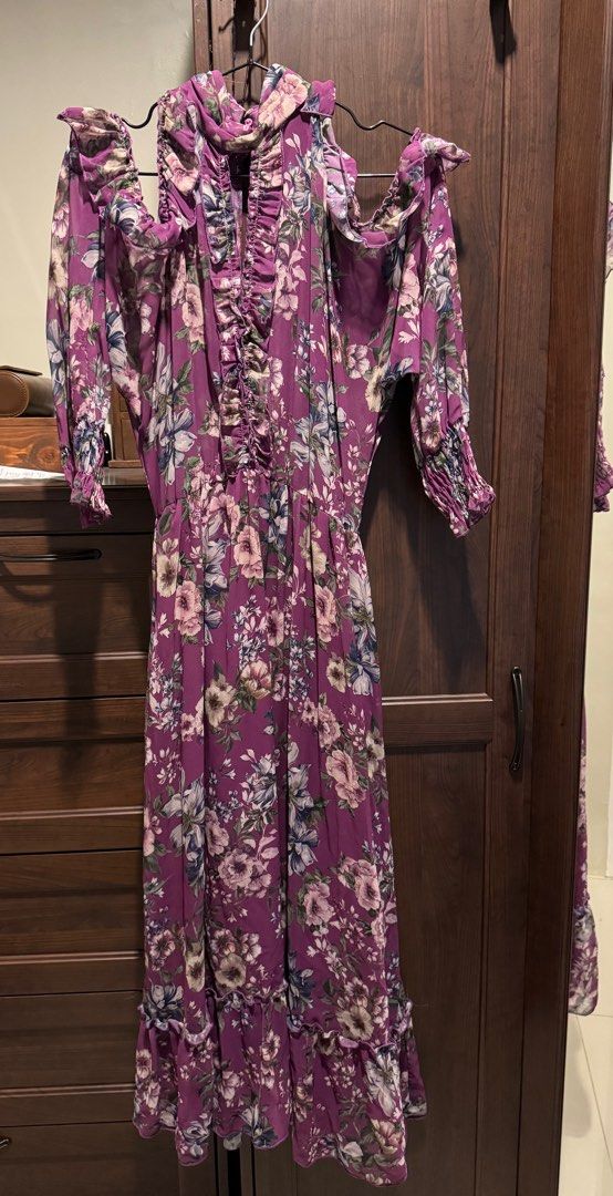 Zara Long Floral Printed Dress (Category: Dresses) located in Quezon City. Submitted by aakar (Listing ID 1396103407, Image 2). Description: .