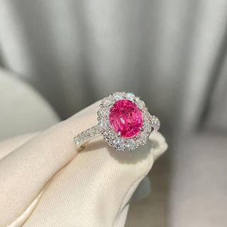 Oval-shaped 18K gold diamond ring custom made | Lab-grown gemstone ring | Laboratory-grown emerald setting | WTS Master Jewelry Design and Modification | Tsim Sha Tsui store | WTS 62769039 Local craftsmanship | In-house factory64226814318209110