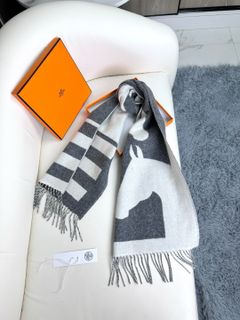 2023年爆款Hermes 愛馬仕小巧的山羊絨圍巾 64228596604929110