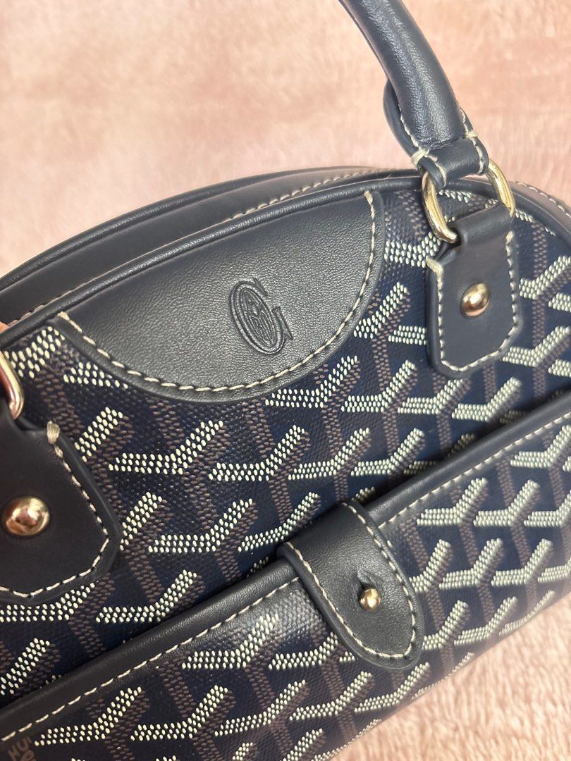 2way goyard (Category: Luxury Bags & Wallets) located in Rizal. Submitted by riri.rarapreloved (Listing ID 1399303151, Image 2). Description: goyard 2 way lightly used code pang awrahan normal sign of use.