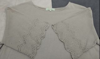 日牌 Petit Honfleur 卡其色刺繡袖上衣 ladies top64221776805506110