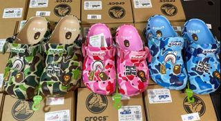 A BATHING APE x Crocs Classic Clog 猿人頭迷彩印花 沙灘洞洞鞋涼鞋 藍色 粉紅色 茶色 黑色 男女同款64231356621059110