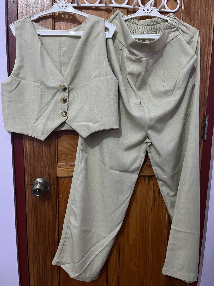 Amber linen coordinates/vest and wideleg pants set (Category: Sets or Coordinates) located in Santa Magdalena. Submitted by mystichawk-c529 (Listing ID 1399369577, Image 1). Description: - Amber linen coordinates set - Includes vest and wide-leg pants - Size: S - Color: Amber - Material: Linen - Condition: Excellent - Stylish and comfortable.