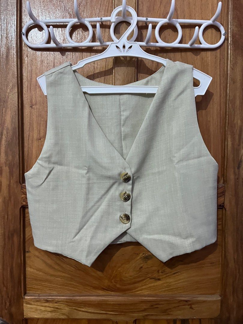 Amber linen coordinates/vest and wideleg pants set (Category: Sets or Coordinates) located in Santa Magdalena. Submitted by mystichawk-c529 (Listing ID 1399369577, Image 2). Description: - Amber linen coordinates set - Includes vest and wide-leg pants - Size: S - Color: Amber - Material: Linen - Condition: Excellent - Stylish and comfortable.