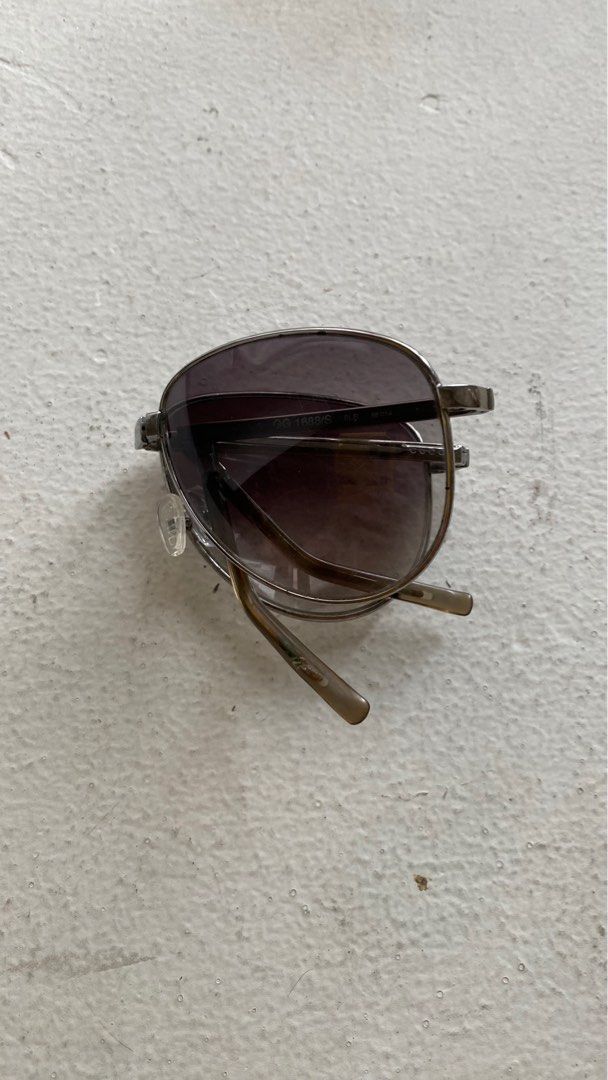 Authentic Gucci Foldable Aviator Sunglasses (Category: Luxury Accessories) located in Mandaluyong City. Submitted by wear_your_style (Listing ID 1399294932, Image 3). Description: This is an old sunglasses I own since college. Very rare kas foldable po eto. Bought for around USD700 long time ago. Solid metal frame. The lenses are parang gradient and semi-opaque so di ganun ka-dark. This will fit medium to large face size. Maganda, nakakapogi. Eas