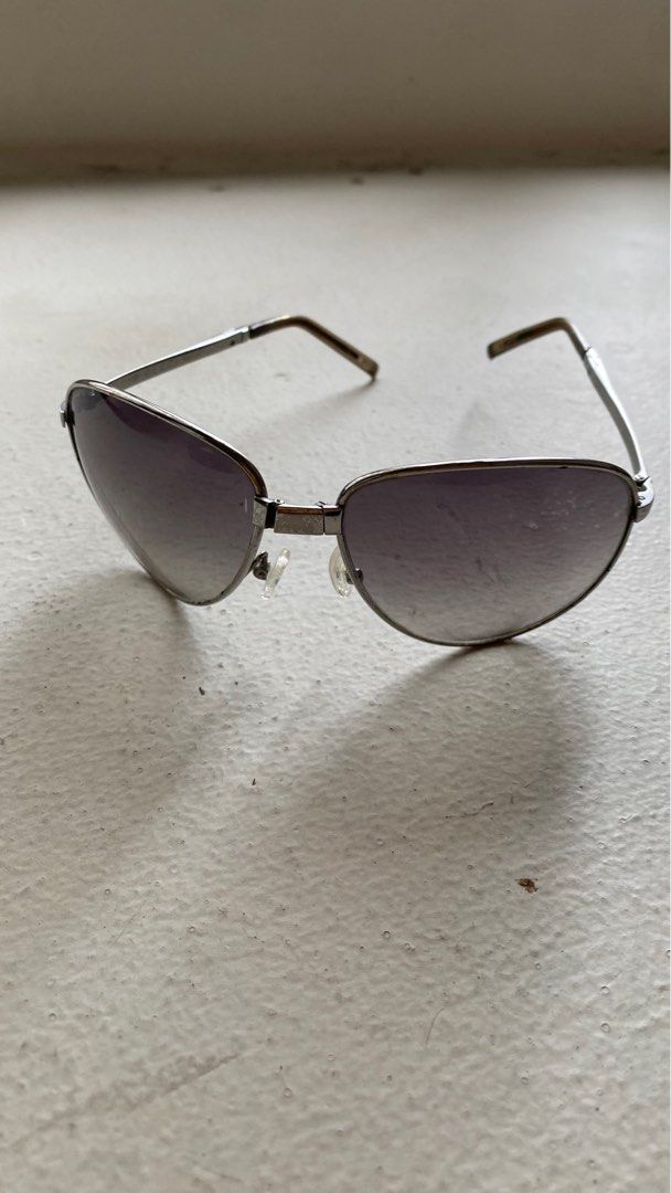 Authentic Gucci Foldable Aviator Sunglasses (Category: Luxury Accessories) located in Mandaluyong City. Submitted by wear_your_style (Listing ID 1399294932, Image 1). Description: This is an old sunglasses I own since college. Very rare kas foldable po eto. Bought for around USD700 long time ago. Solid metal frame. The lenses are parang gradient and semi-opaque so di ganun ka-dark. This will fit medium to large face size. Maganda, nakakapogi. Eas