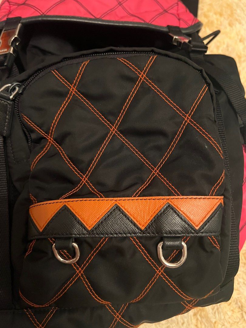 Authentic Prada backpack （分類：手袋及銀包）位於 Hong Kong。 由 ll2838 提交（商品編號 1399445368，圖片 3）。簡介： Price reduced to $6500 Lost the card, and the dust bag of this backpack, I can provide another authentic Prada dust bag。