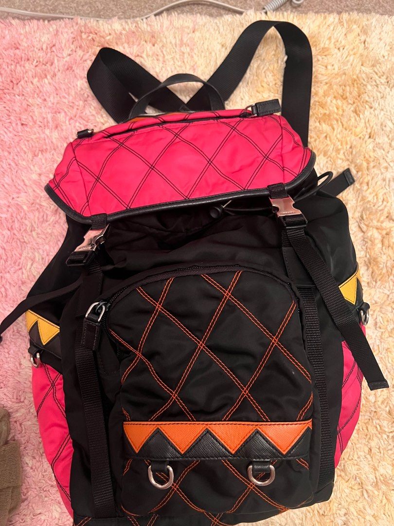 Authentic Prada backpack （分類：手袋及銀包）位於 Hong Kong。 由 ll2838 提交（商品編號 1399445368，圖片 1）。簡介： Price reduced to $6500 Lost the card, and the dust bag of this backpack, I can provide another authentic Prada dust bag。