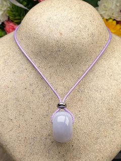 🦋香港🇭🇰現貨🛍🦋 🎊適合：初生BB、成人及長輩 📇緬甸天然翡翠A玉：冰紫果凍路路通🎁附頸繩 📏尺寸：22.5*厚13.6mm 📝證書  代辦香港九龍翡翠珠寶鑒定證書 64230164240643110