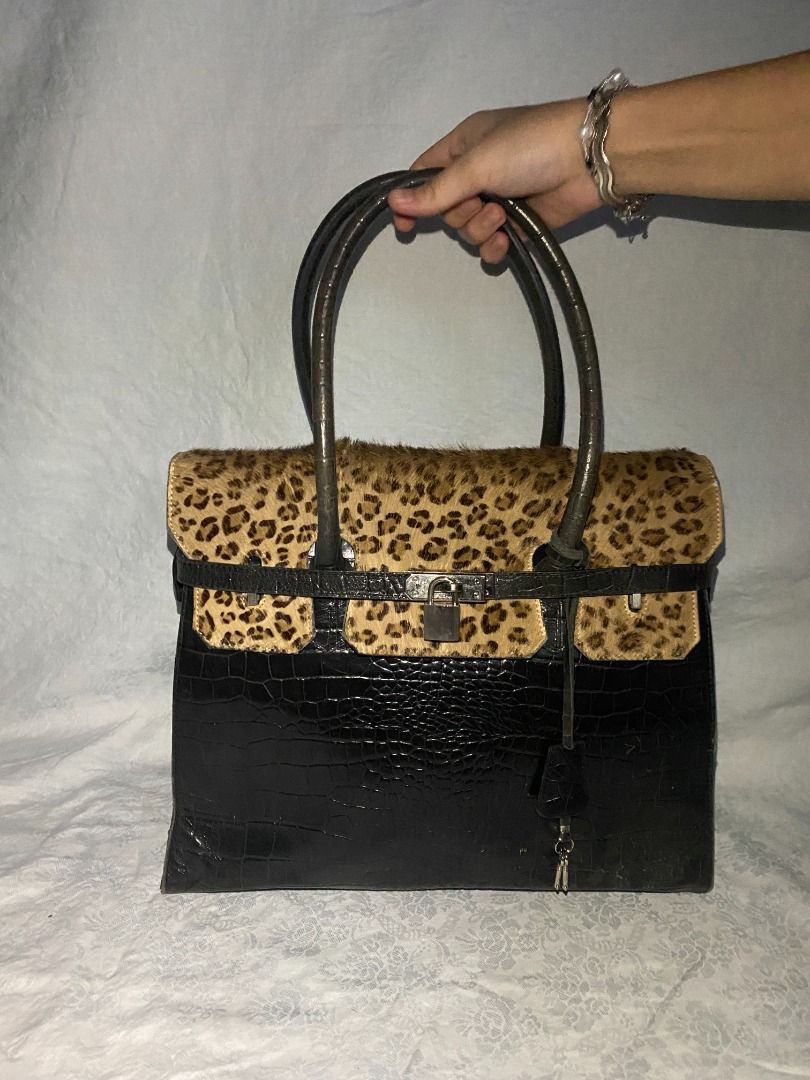 Black Crocodile Print Handbag with Leopard Print Flap (Category: Luxury Bags & Wallets) located in Rizal. Submitted by protractor (Listing ID 1399336548, Image 1). Description: ⭐️ Pre-loved ⭐️ Large ⭐️ In Very Good condition Location: Taytay Rizal Payment: GCASH SF: shoulder by buyer Send a PM for more pictures and info! ✨Leopard print flap ✨Two handles ✨Sturdy material ✨Stylish accessory for everyday use.