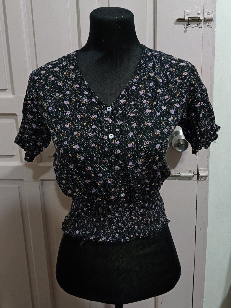 black floral blouse short sleeve (Category: Blouses) located in Muntinlupa City. Submitted by aimesloved (Listing ID 1399326997, Image 1). Description: MOP: GCASH MOD: ask (Muntinlupa, Putatan).