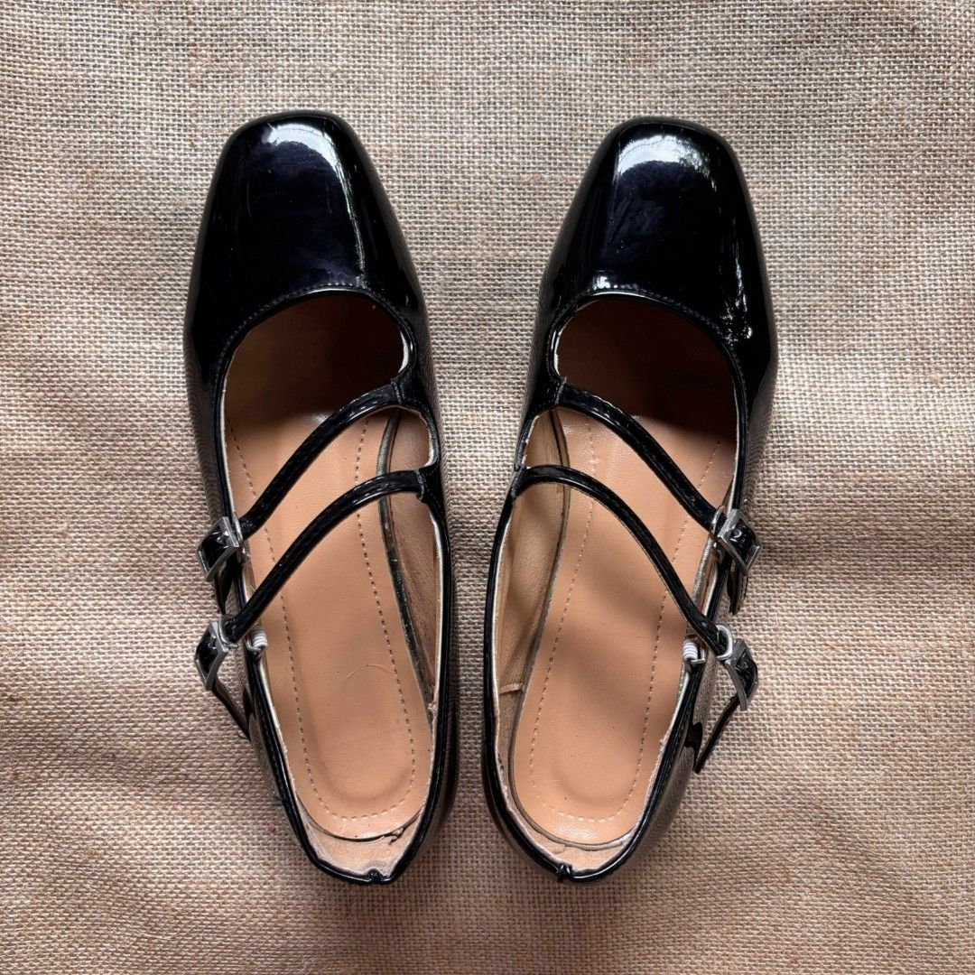 Black Patent Leather Mary Jane Flats (Category: Flats & Sandals) located in Mabalacat. Submitted by knh.aurelio (Listing ID 1399359480, Image 1). Description: ❗₱50 SF FOR LUZON AREA❗ - Size 35 - bought for 600+ in orange app - hook&buckle type - minimal to no scuffing/scratches RFS: decluttering.