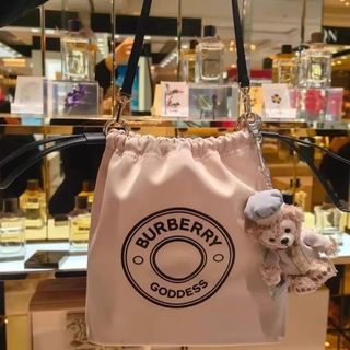 Counter gift packaging🌸Burberry Goddess gift pouch 
Drawstring silk pouch➕leather drawstring
Size: 27 x 26 cm
Limited to 200 pieces
Arrives mid to late November
🇰🇷Selected Korean goods recommendation🇰🇷

🌼Korean proxy purchase offer $198, 2 or more $188
Available PM

☑️Korean procurement proxy purchase ☑️Korean buyers source locally
☑️Purchased from Korean 🇰🇷 specialty stores/duty-free shops/official website/outlets

International shipping included ✈️64225815913730110