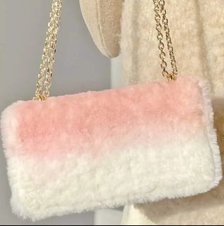 Charles and Keith 毛茸茸粉白鏈條包64226447131137110