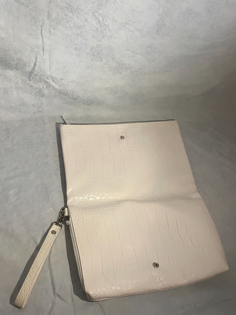Cream White Crocodile-Embossed Clutch with Wrist Strap (Category: Clutches) located in Rizal. Submitted by protractor (Listing ID 1399328295, Image 2). Description: ⭐️ Pre-loved ⭐️ Small ⭐️ In Very Good condition Location: Taytay Rizal Payment: GCASH SF: shoulder by buyer Send a PM for more pictures and info! ✨White clutch with crocodile-embossed design ✨Includes a wrist strap for easy carrying ✨Simple and elegant design ✨Suitable for various occ