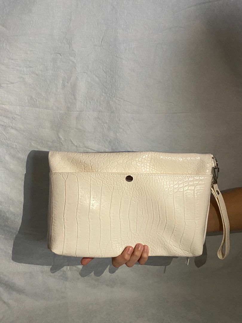 Cream White Crocodile-Embossed Clutch with Wrist Strap (Category: Clutches) located in Rizal. Submitted by protractor (Listing ID 1399328295, Image 1). Description: ⭐️ Pre-loved ⭐️ Small ⭐️ In Very Good condition Location: Taytay Rizal Payment: GCASH SF: shoulder by buyer Send a PM for more pictures and info! ✨White clutch with crocodile-embossed design ✨Includes a wrist strap for easy carrying ✨Simple and elegant design ✨Suitable for various occ