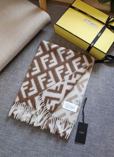 FENDI 芬迪標誌字母 Logo 圖案毛邊保暖絨線圍巾女款淺褐色64224129202307110