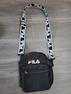 FILA 黑色斜挎包64225815857666110