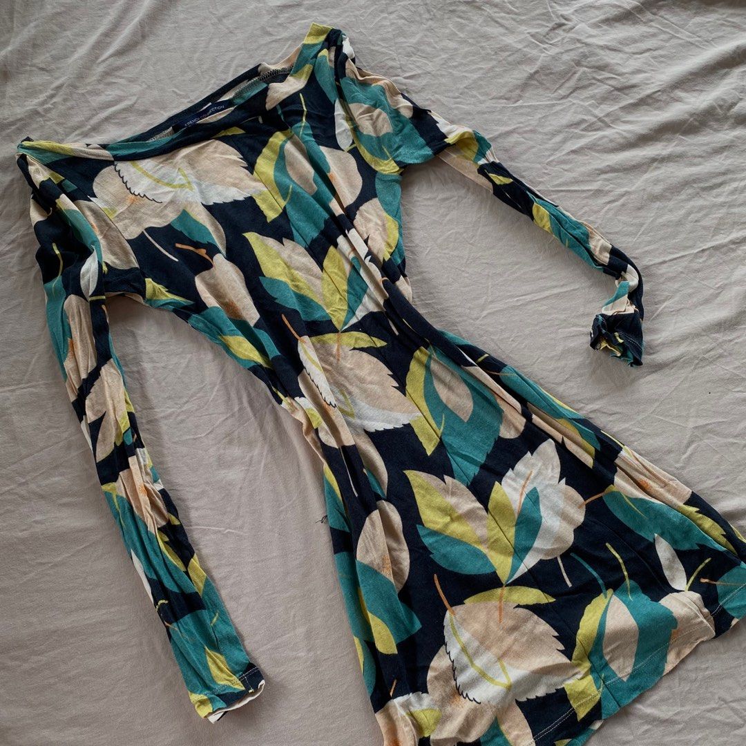 French Connection Floral Dress (Category: Dresses) located in Dagupan City. Submitted by imrhnnh (Listing ID 1399325637, Image 1). Description: - French Connection dress - Floral print - Long sleeves - Scoop neckline - Fitted silhouette - Midi length - Lightweight fabric.