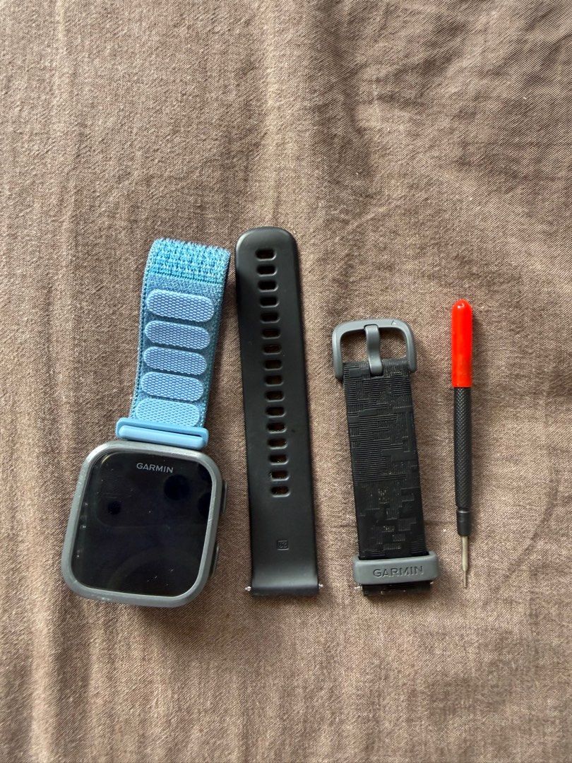 Garmin Bounce Kids Smart Watch (Category: Wearables & Smart Watches) located in Mandaluyong City. Submitted by tidyingupnow (Listing ID 1399263852, Image 2). Description: With extra strap.