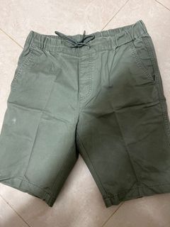 Giordano 綠色休閒短褲 M 碼64228426676866110
