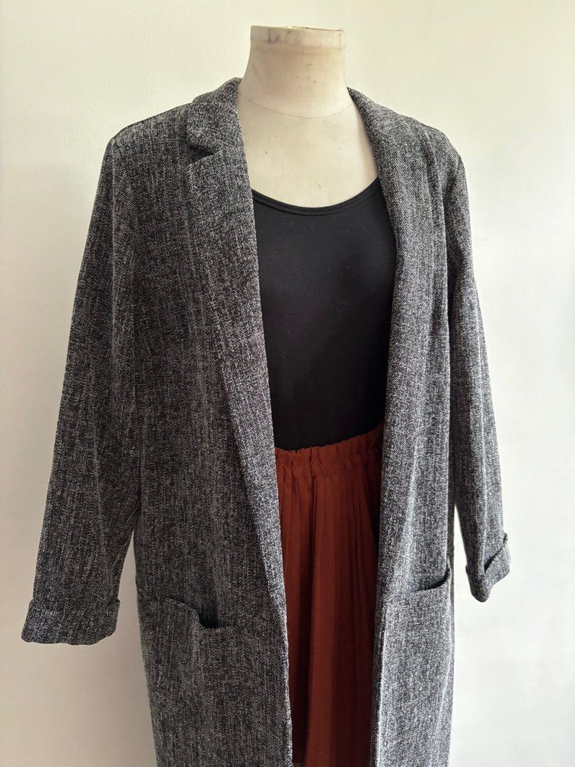 H&M Long Gray Coat (Category: Coats, Jackets and Outerwear) located in Manila. Submitted by miskym (Listing ID 1399417361, Image 3). Description: .