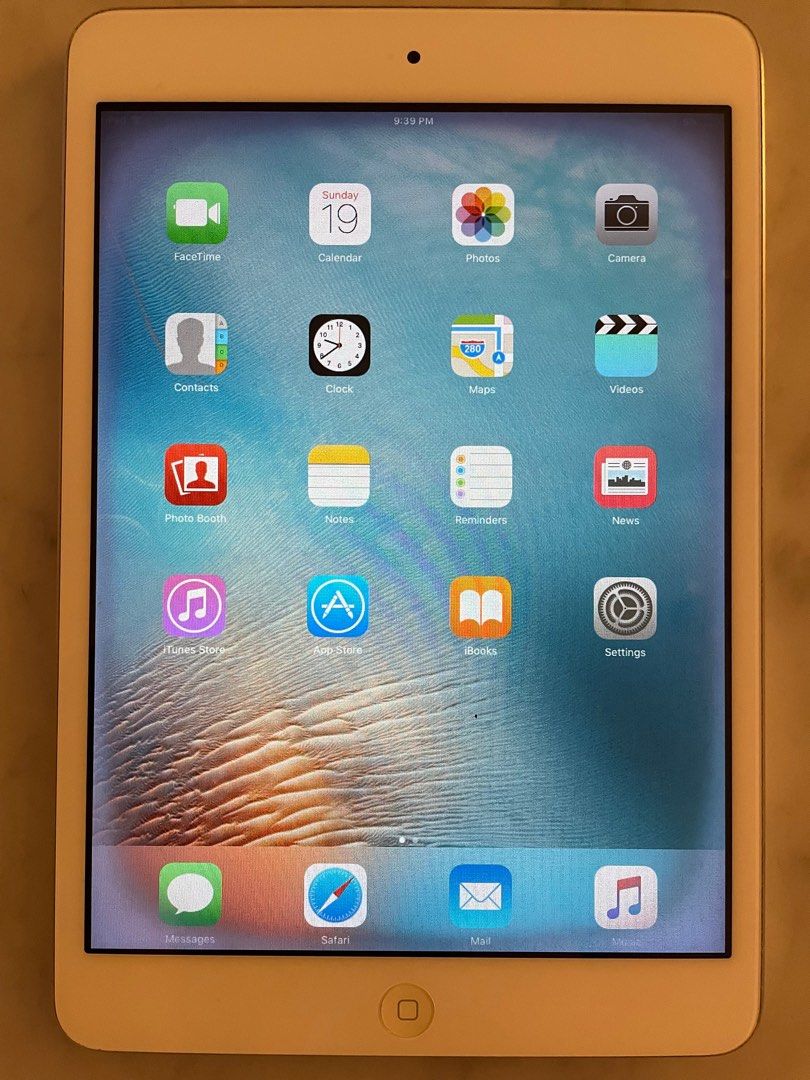 (Category: iPad) located in Singapore. Submitted by blueswanderer (Listing ID 1399252747, Image 2). Description: Display condition shown in 2nd pic All else functional Comes with the box .