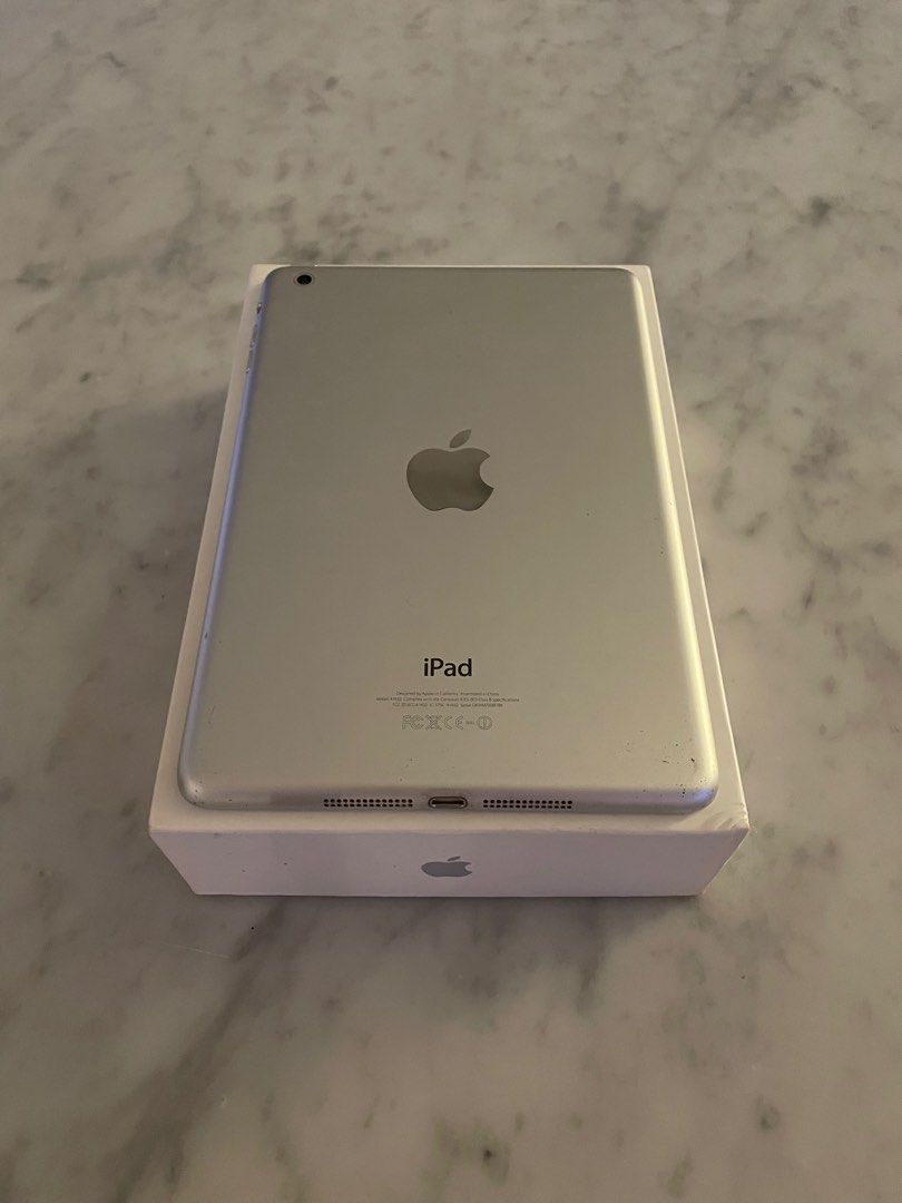 (Category: iPad) located in Singapore. Submitted by blueswanderer (Listing ID 1399252747, Image 1). Description: Display condition shown in 2nd pic All else functional Comes with the box .