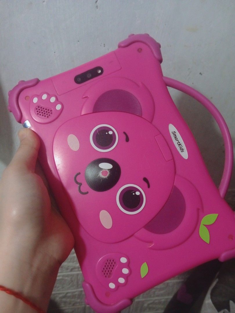 Broken tablet for kids (Category: Android) located in Cainta. Submitted by ziannika28 (Listing ID 1399423328, Image 2). Description: Naoopen and touch pa broken LCD need repair naapakan ng toddler may scratch yung design sa likod.