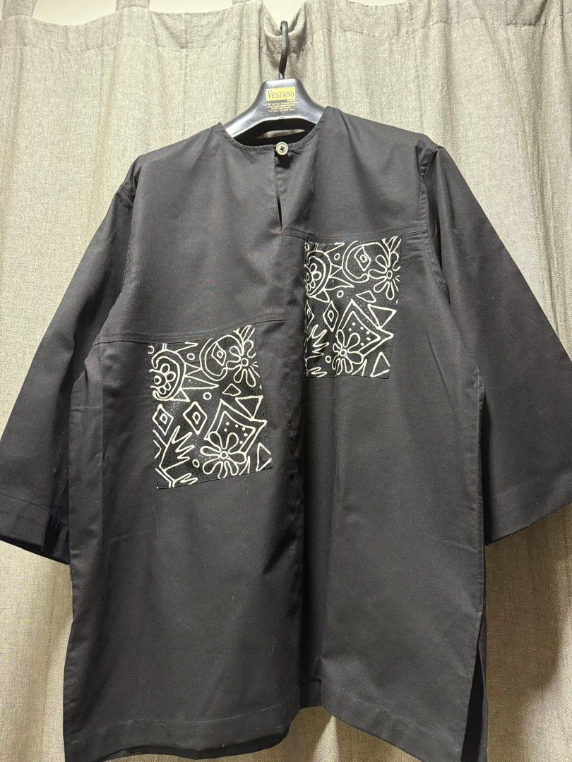 Kurta Patch (Category: Tops) located in Kuala Lumpur. Submitted by zedrulhakim21 (Listing ID 1399426452, Image 3). Description: - Black Kurta Patch - Two front pockets - One button - Half sleeve - versatile.