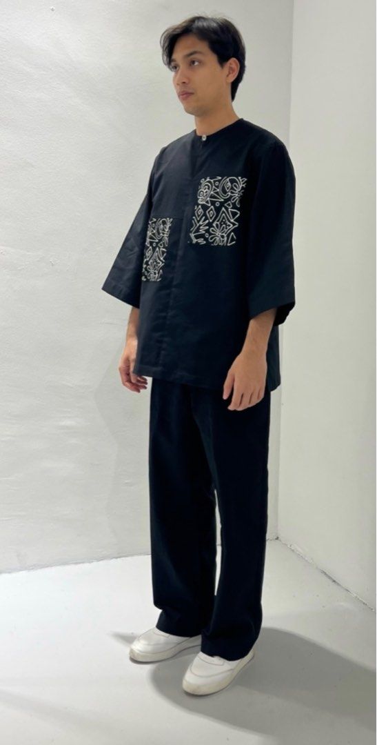 Kurta Patch (Category: Tops) located in Kuala Lumpur. Submitted by zedrulhakim21 (Listing ID 1399426452, Image 1). Description: - Black Kurta Patch - Two front pockets - One button - Half sleeve - versatile.