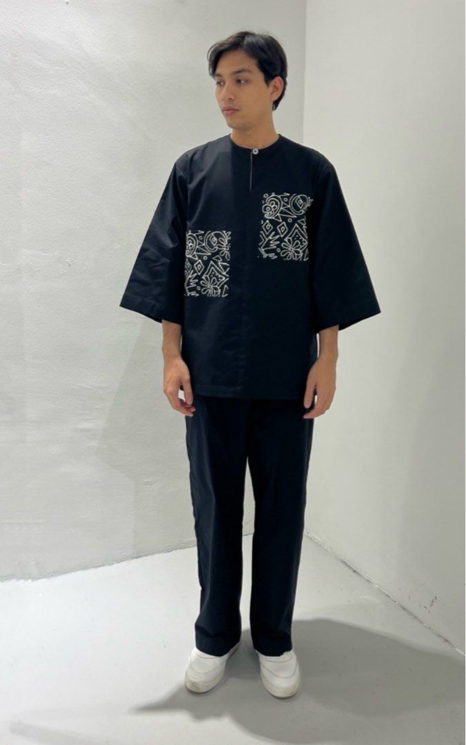 Kurta Patch (Category: Tops) located in Kuala Lumpur. Submitted by zedrulhakim21 (Listing ID 1399426452, Image 2). Description: - Black Kurta Patch - Two front pockets - One button - Half sleeve - versatile.